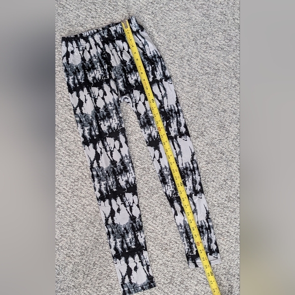 Shosho Women's Black, White & Gray Tie-dye Patterned Leggings - Picture 8 of 10